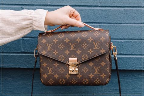 sacoche louis vuitton falsa prezzo|louis vuitton counterfeit.